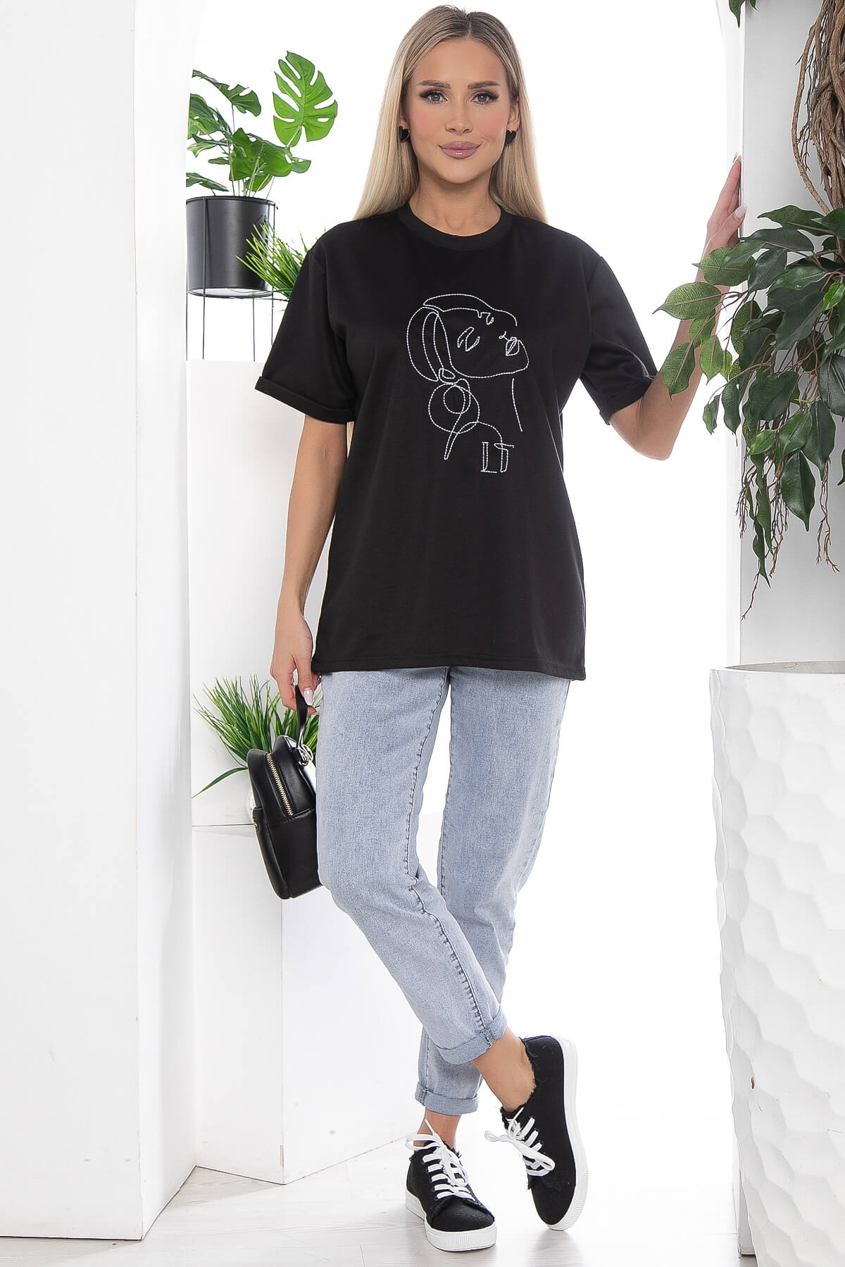 Футболка с вышивкой черная Б10059